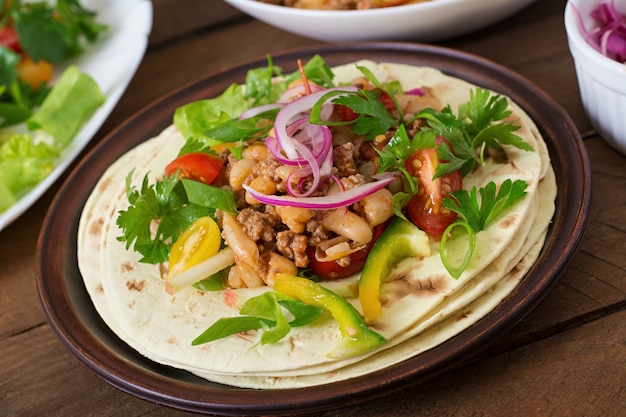 Foto gratuita tacos mexicanos con carne, frijoles y salsa.