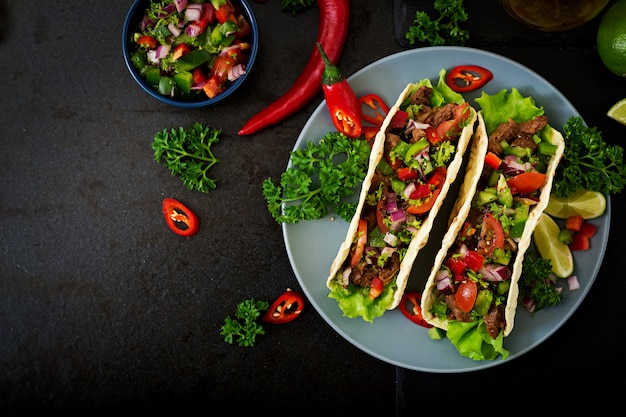 Foto gratuita tacos mexicanos con carne de res en salsa de tomate y salsa