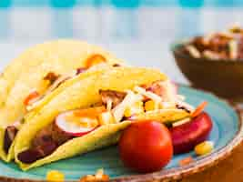 Foto gratuita tacos mexicanos frescos en plato