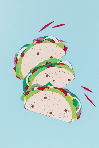 Tacos de papel en el fondo azul vista de arriba
