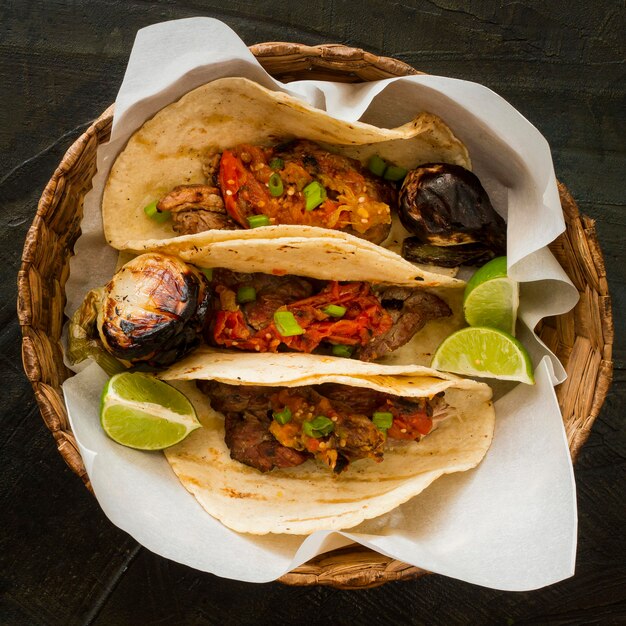 Tacos planos con carne en la canasta