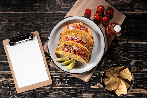 Tacos planos con verduras y carne.