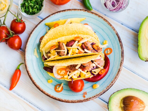 Tacos en un plato cerca de verduras