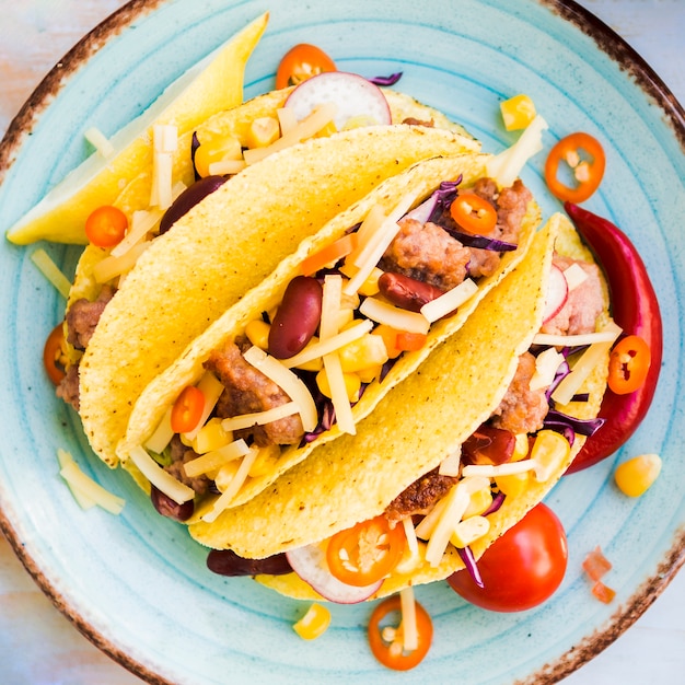Foto gratuita tacos con relleno de carne en plato
