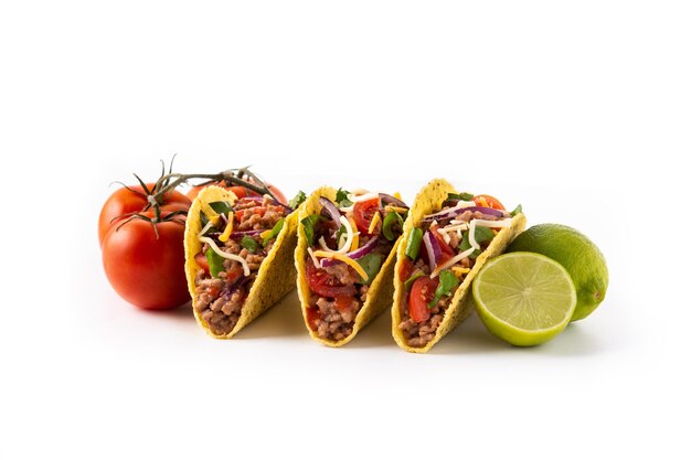 Tacos tradicionales mexicanos con carne y verduras aislado sobre fondo blanco.