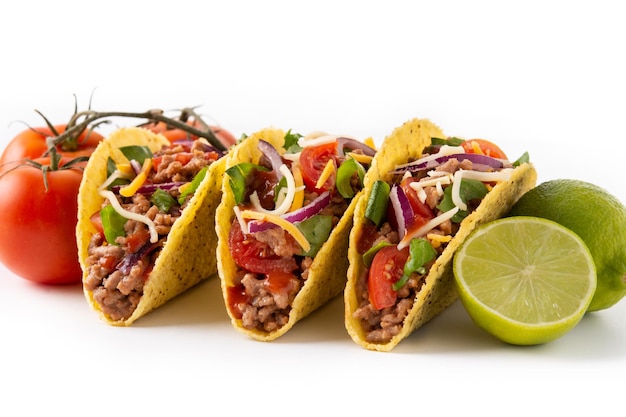 Tacos tradicionales mexicanos con carne y verduras aislado sobre fondo blanco.