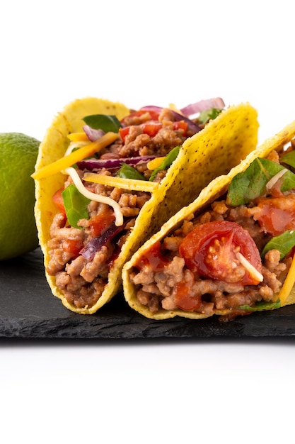 Tacos tradicionales mexicanos con carne y verduras aislado sobre fondo blanco.