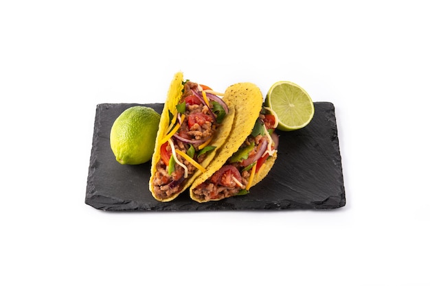 Tacos tradicionales mexicanos con carne y verduras aislado sobre fondo blanco.