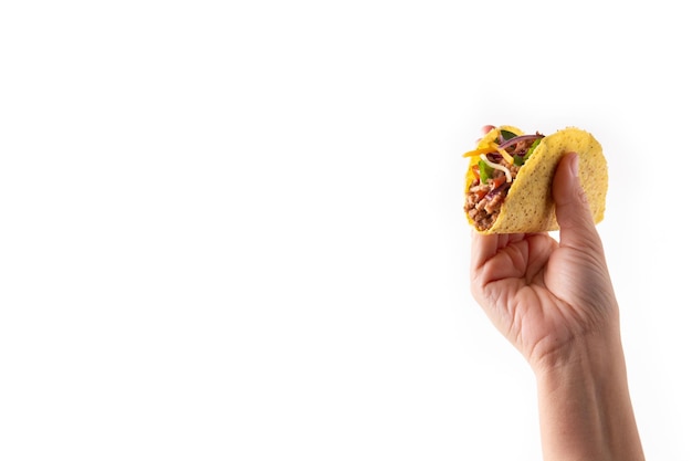 Tacos tradicionales mexicanos con carne y verduras aislado sobre fondo blanco.