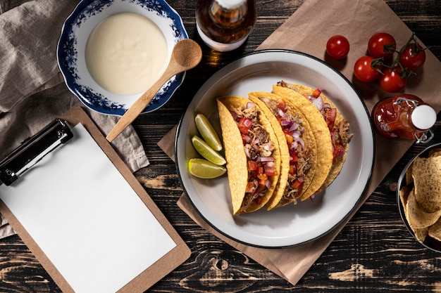 Tacos con verduras y carne plana.