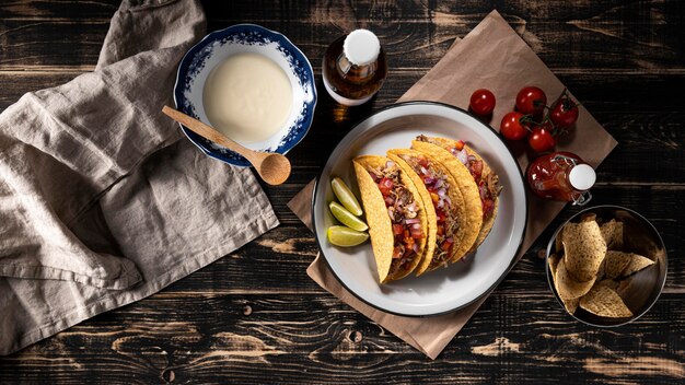 Tacos con verduras y carne vista superior.