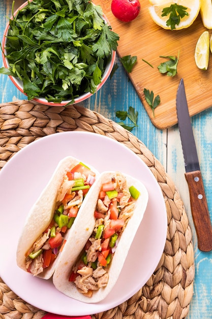 Tacos de vista superior y tazón de perejil