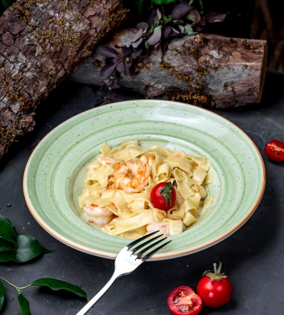 Tagliatelle con camarones y tomate