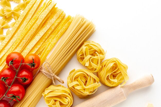 Tagliatelle crudo, espagueti, fettuccine y tomates