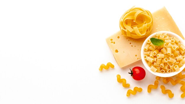 Tagliatelle crudo y rigatoni con espacio de copia