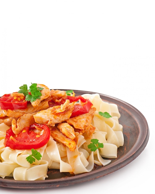 Tagliatelle pasta con tomate y pollo