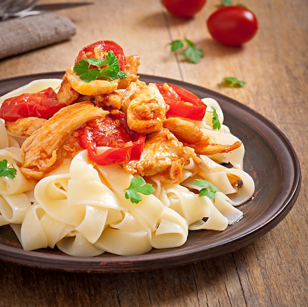 tagliatelle pasta con tomate y pollo