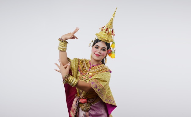 Tailandia Bailando en khon Benjakai enmascarado en gris. Arte tailandés con un traje y un baile únicos.