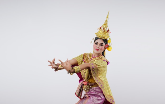 Foto gratuita tailandia bailando en khon benjakai enmascarado en gris. arte tailandés con un traje y un baile únicos.