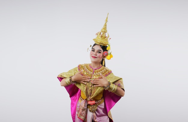 Foto gratuita tailandia bailando en khon benjakai enmascarado en gris. arte tailandés con un traje y un baile únicos.