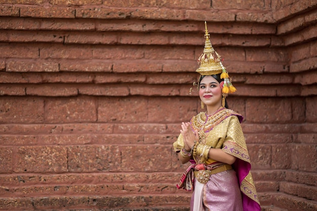 Foto gratuita tailandia bailando en khon benjakai enmascarado en un templo antiguo con un traje y una danza únicos