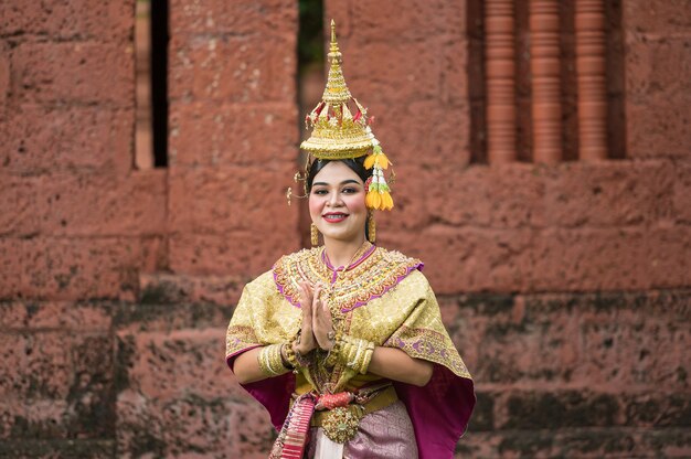 Tailandia bailando en khon Benjakai enmascarado con templo antiguo