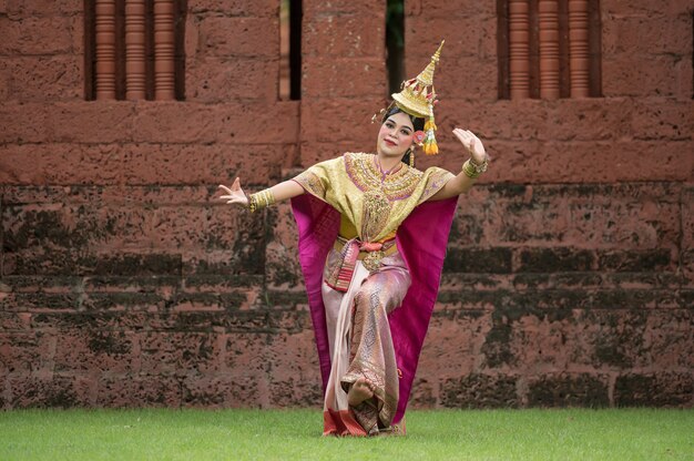 Tailandia bailando en khon Benjakai enmascarado con templo antiguo