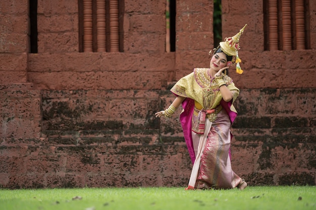 Foto gratuita tailandia bailando en khon benjakai enmascarado con templo antiguo