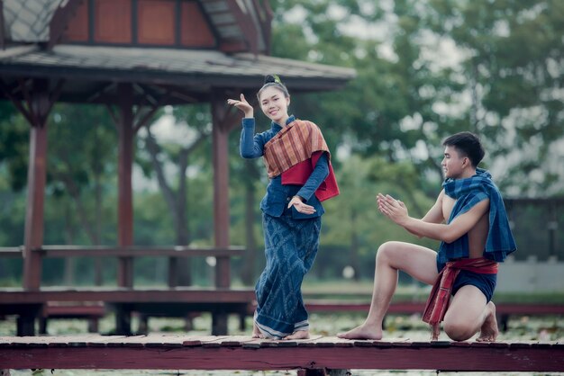 Tailandia bailando mujeres y hombres en traje de estilo nacional: danza de Tailandia