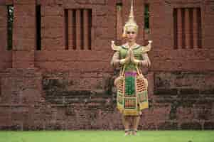 Foto gratuita tailandia bailando en representaciones de khon enmascarado con templo antiguo