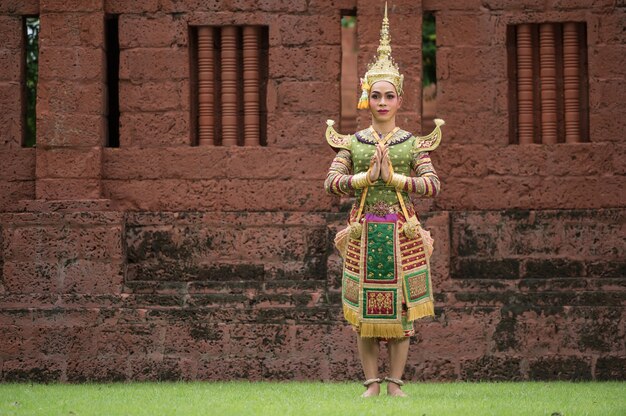 Tailandia bailando en representaciones de Khon enmascarado con templo antiguo