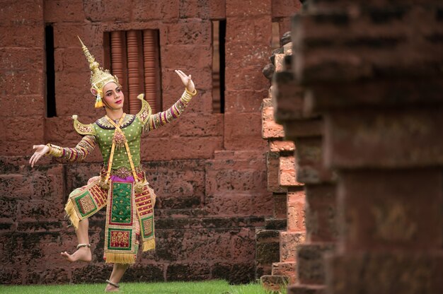 Tailandia bailando en representaciones de Khon enmascarado con templo antiguo