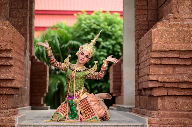 Foto gratuita tailandia bailando en representaciones de khon enmascarado con templo antiguo