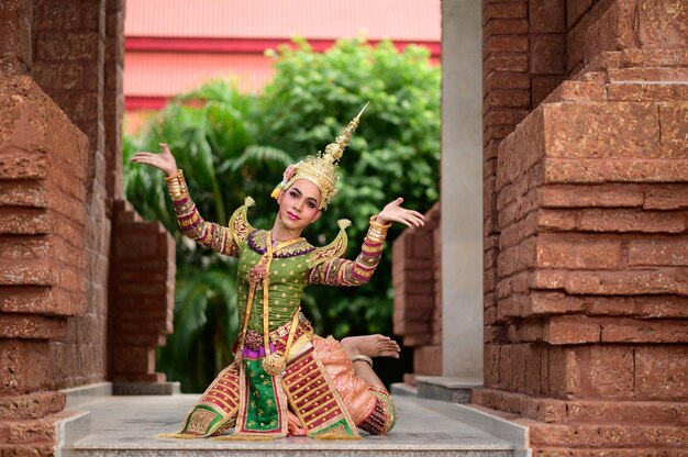 Tailandia bailando en representaciones de Khon enmascarado con templo antiguo