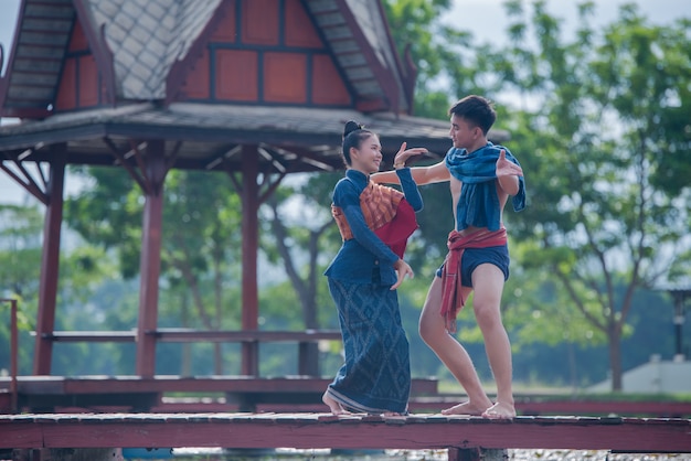 Tailandia bailarina mujer y hombre en traje nacional