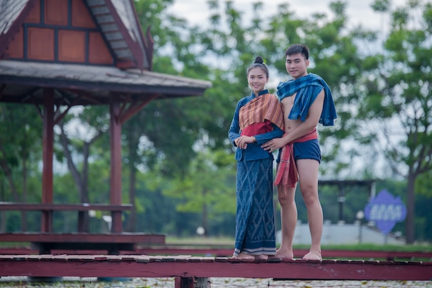 Tailandia bailarina mujer y hombre en traje nacional