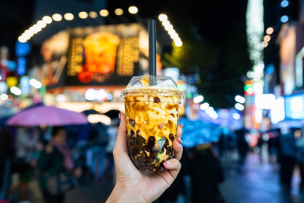 Taiwán té de leche perlada con burbuja en ximending en Taipei, Taiwán.