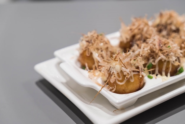 takoyaki en el plato blanco