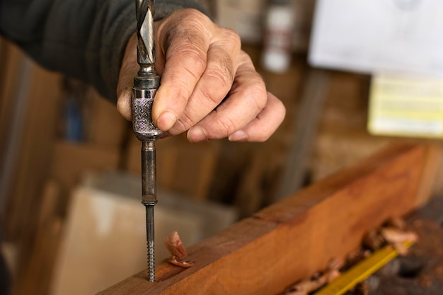 Taladro de primer plano para madera