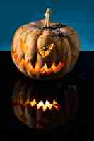 Foto gratuita talla de calabaza espeluznante de halloween