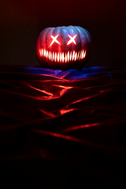 Foto gratuita talla de calabaza espeluznante de halloween