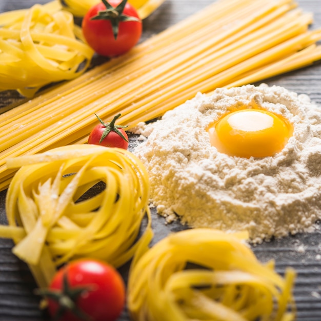 Foto gratuita tallarines y pasta de espaguetis con yema de huevo en harina