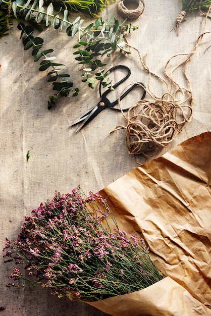 Foto gratuita taller de artesanía de flores