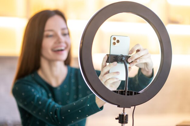 Taller en línea. Entrenador de belleza joven sonriente preparándose para ir en vivo