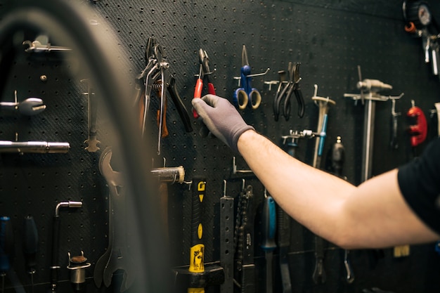 Foto gratuita taller de reparación de bicicletas