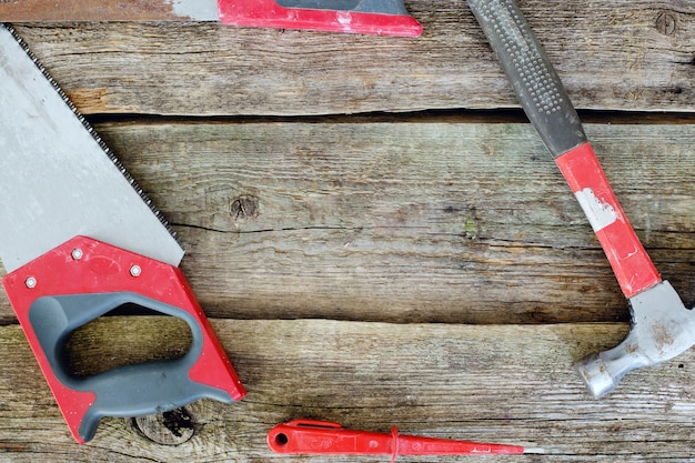 Foto gratuita taller, reparación. herramientas en la mesa de madera