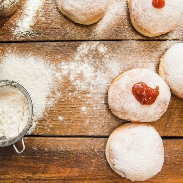 Foto gratuita tamiz cerca de donas frescas