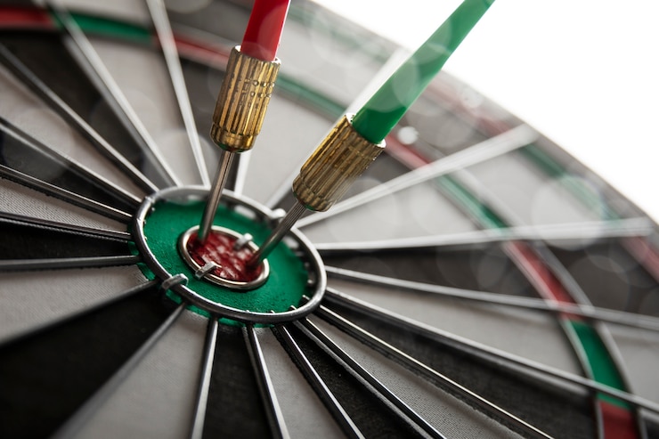 Photo Gratis tampilan papan dart dengan poin panah bullseye