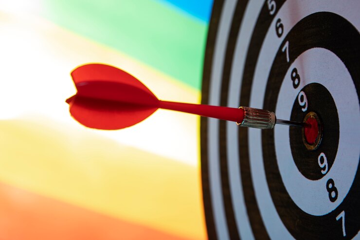 Photo Gratis tampilan papan dart dengan poin panah bullseye