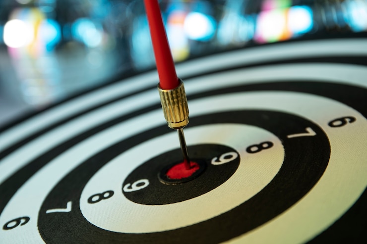 Photo Gratis tampilan papan dart dengan poin panah bullseye